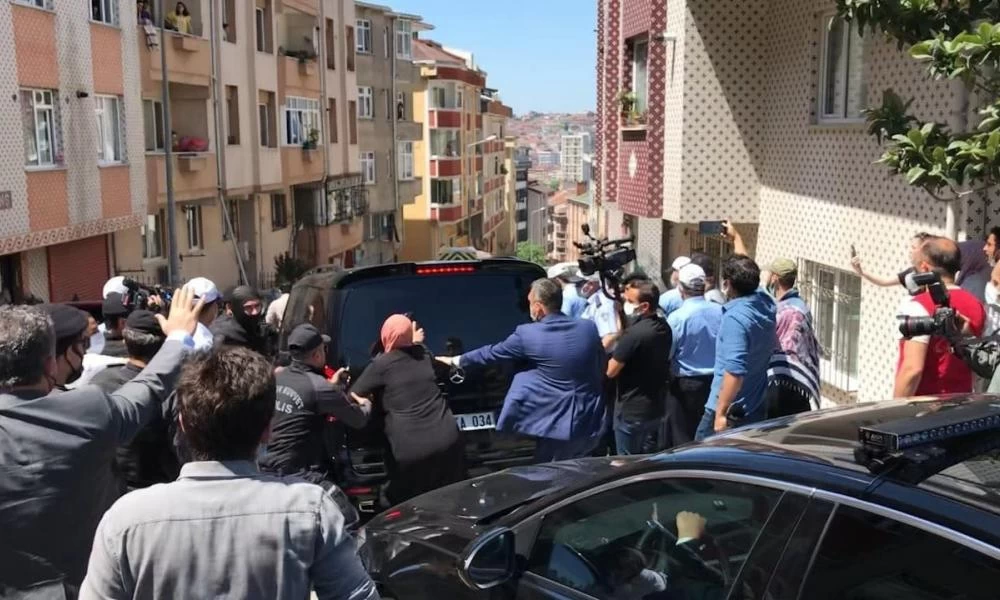 Τουρκία: Πλήθος κόσμου επιχείρησε να "λιντσάρει" τον Ιμάμογλου